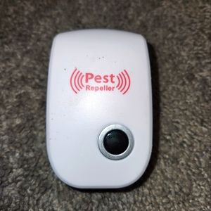 Pest repeller plug in